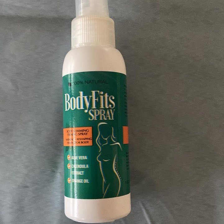 BodyFits Spray — Sprühflasche mit Faltschachtel in der Hand