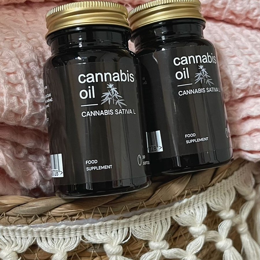 Cannabis Oil — Braunglasdosen mit Softgel-Kapseln, Cannabis Sativa L.