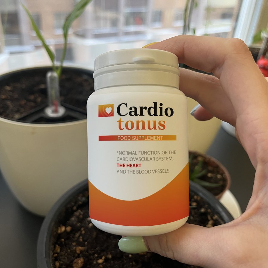 Cardiotonus — gestapelte Faltschachteln und eine Dose mit lesbarem Zutatenetikett