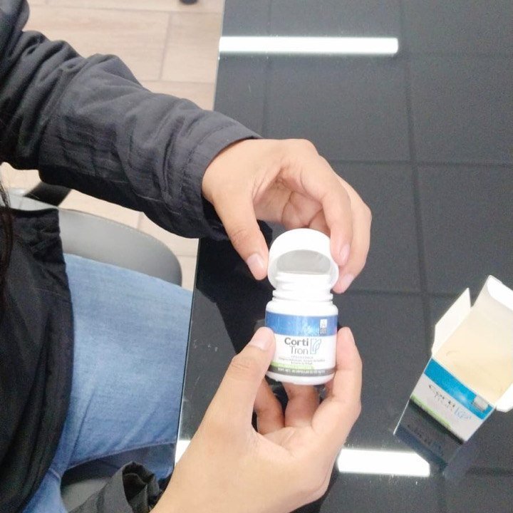 Cortitron — Faltschachtel und Kapseldose auf dem Tisch