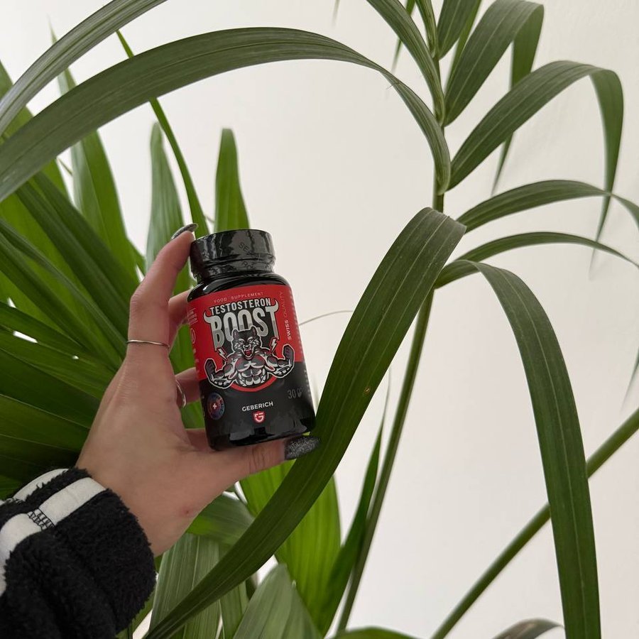 Testosteron Boost — schwarze Dose mit rot-silbernem Etikett in der Hand